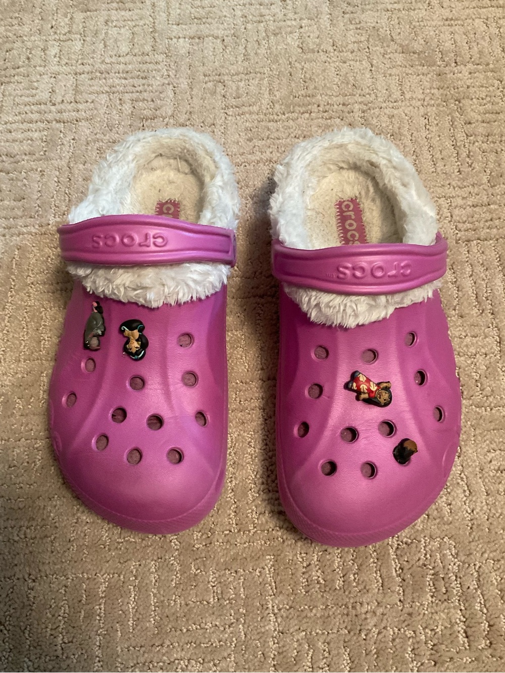 CROCS Women Pink Classic Lined Baya Clogs White Faux Fur Charms  7 EUC Timeless